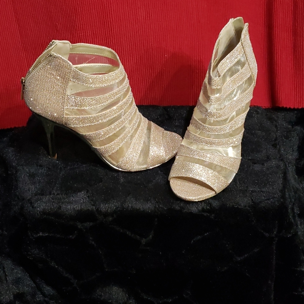 Blazing gold alluring heels